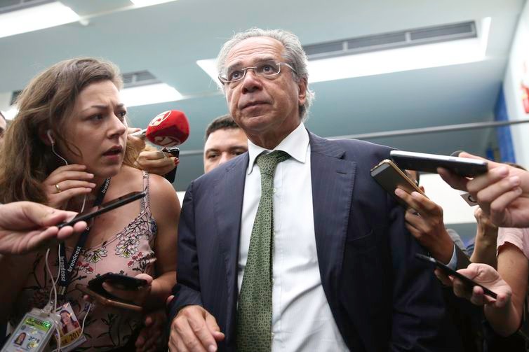 O futuro ministro da Economia, Paulo Guedes, fala à imprensa após reunião com a Comissão Mista de Orçamento, na Câmara dos Deputados - Fabio Rodrigues Pozzebom/Agência Brasil.