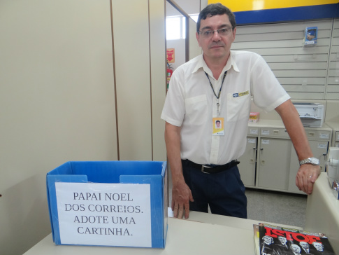 Agência do Correios de Amambai está recebendo cartas para o Papai Noel Gerente da agência, Alex, convida a deixarem cartas no local / Foto: Moreira Produções