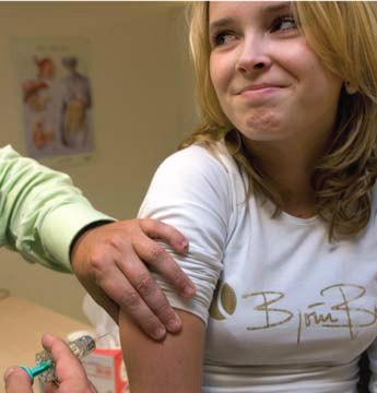 Senado: meninas poderão receber na rede pública vacina contra HPV Senado: meninas poderão receber na rede pública vacina contra HPV