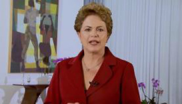 Dilma cria fórum para discutir emprego e defende diálogo "franco e transparente" A presidenta Dilma Rousseff usa as redes sociais para fazer pronunciamento no Dia do Trabalho - Reprodução de vídeo da Presidência da República