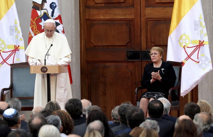 O Papa Francisco faz discurso ao lado da president Michelle Bachelet durante sua visita ao Chile, no dia 16 de janeiro de 2018 (Foto: Alessandra Tarantino/AP)