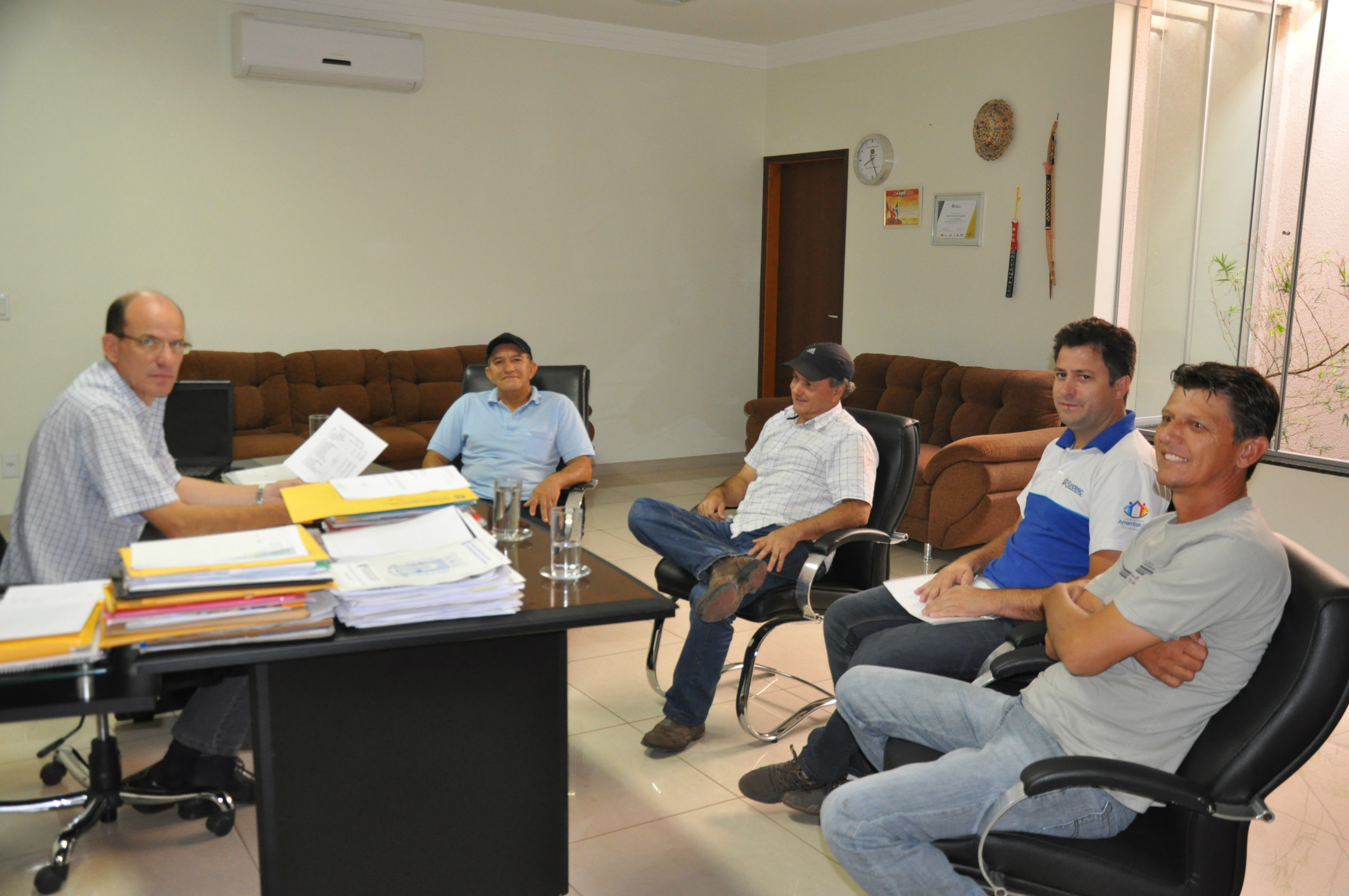 Membros da Associação Cultural Amambaiense em reunião com  o prefeito Sergio Barbosa e o diretor da Fundesc, Elton Marques.
