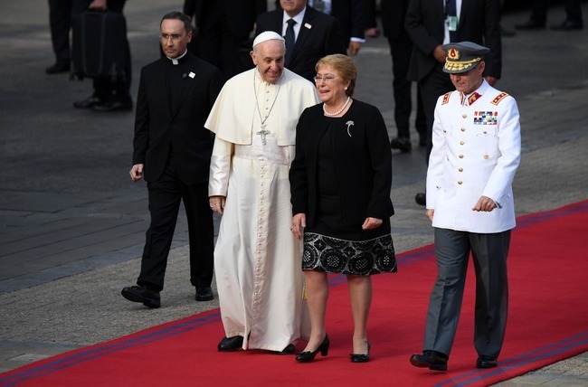 A presidente do Chile, Michelle Bachelet, recebe o Papa Francisco no Palácio Presidencial em Santiago no dia 16 de janeiro de 2018 (Foto: Martin Bernetti / Afp)