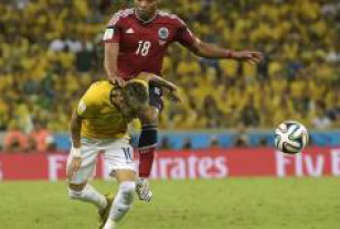 O zagueiro colombiano Zuñiga atinge o atacante brasileiro Neymar - Manu Fernandez/AP/Direitos Reservados