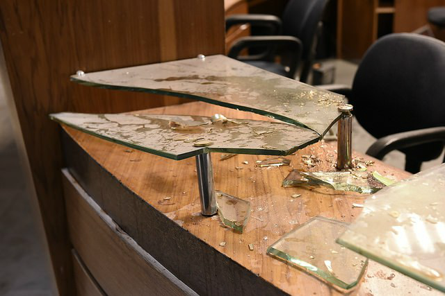 Manifestantes roubaram extintores de incêndio, cadeiras, bancos e computadoresFoto: Divulgação