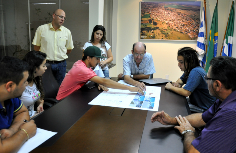 Reunião do prefeito Sérgio Barbosa com membros da Aska e da empresa responsável pela construção definiu últimos detalhes da obra / Foto: Assessoria