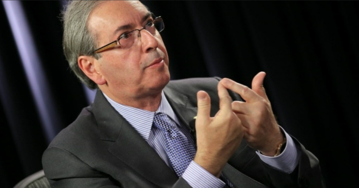 Cunha nega acordo com governo para arquivar pedido de impeachment Cunha classificou como “ridículas” as reportagens veiculadas hoje por alguns jornais.