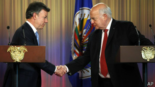Relatório foi entregue pelo secretário-geral da OEA (dir.) ao presidente colombiano em Bogotá