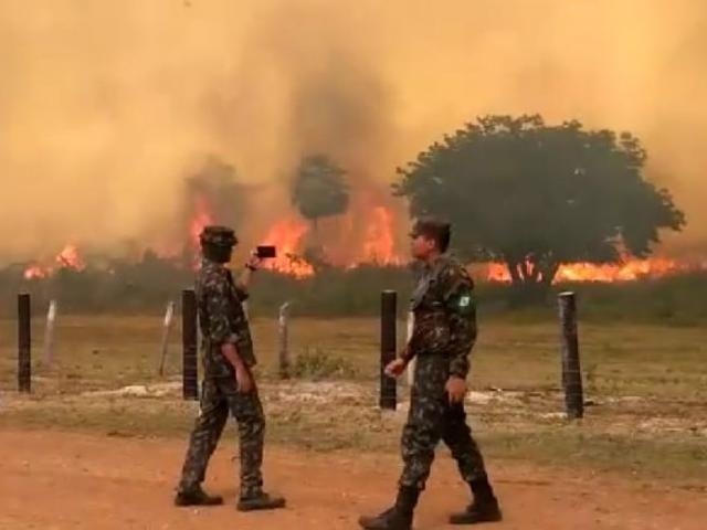 Fazendeiros relatam “Inferno de Dante” na região do Rio Miranda Soldado filma chamas na região do Forte Coimbra; governo disse que chamas já foram controladas naquela região. (Foto: Direto das Ruas)