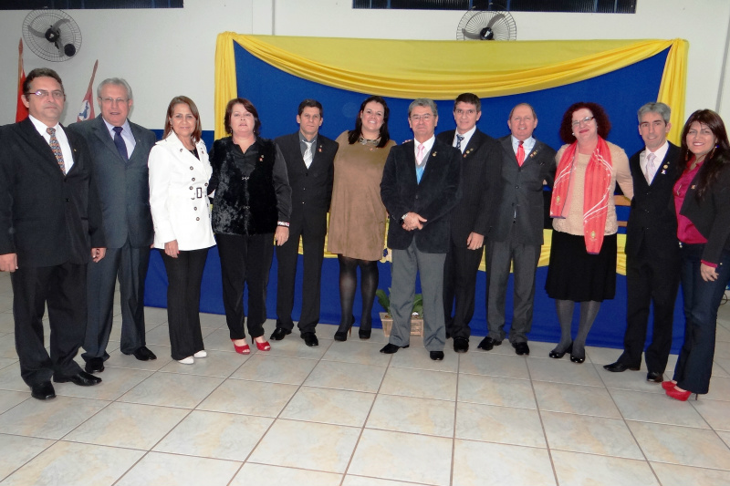 Conselho diretor 2014/2015 do Rotary de Amambai é empossado E/D - Pedro Humberto, Walter, Evanir, Zaira, Edson, Milema, Wilsonir, Edimilson, Walmir, Viviane, Cassiano e Derli - Conselho Diretor 2014/2015 do Rotary Club de Amambai.