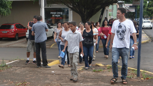 Os professores foram para a rua informar a população sobre o movimento / Foto: Assessoria