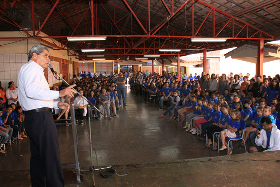 Kits escolares e uniformes garantem compromisso de pais e alunos com estudo