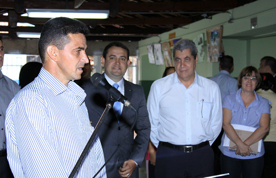 Kits escolares e uniformes garantem compromisso de pais e alunos com estudo
