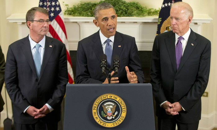 Presidente Barack Obama, acompanhado do vice Joe Bidem (dir.) e do secretário de Defesa, Ashton Carter (esq.) anuncia permanência de tropas americanas no Afeganistão.