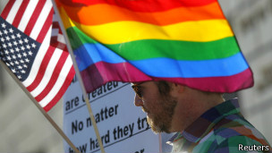 Gays imigrantes lutam por benefícios em reforma migratória 