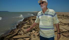 Casa Nova - Carlos de Castro, 63 anos, passeia pelas ruínas da antiga cidade de Casa Nova, inundada para a construção da barragem de Sobradinho
