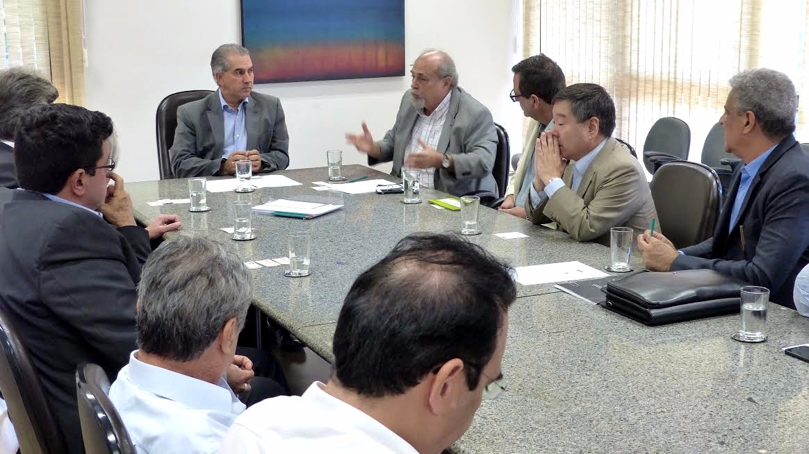 Brasil e Argentina terá transmissão exclusiva da TVE em MS Governador Reinaldo Azambuja e o presidente da TV Cultura Marcos Mendonça (ao centro).Foto: Divulgação