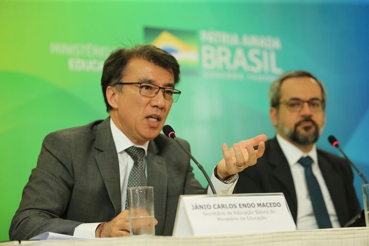 Secretário de Educação Básica, Janio Macedo, e o ministro da Educação, Abraham Weintraub, lançam o programa Educação Conectada Terrestre - José Cruz/Agência Brasil