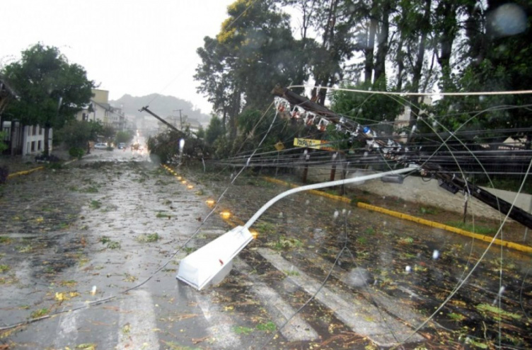 Temporal deixa três mortos e milhares sem energia no Rio Grande do Sul Temporal deixa três mortos e milhares sem energia no Rio Grande do Sul
