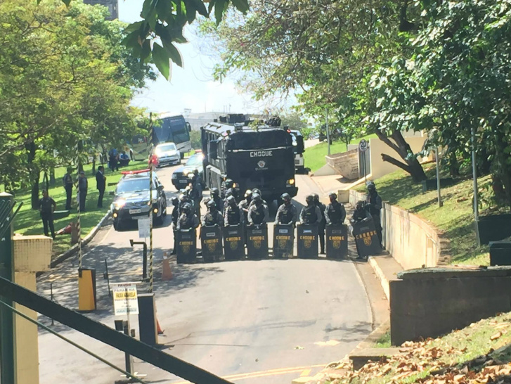 Protesto contra reestruturação do ensino em São Paulo termina em confronto