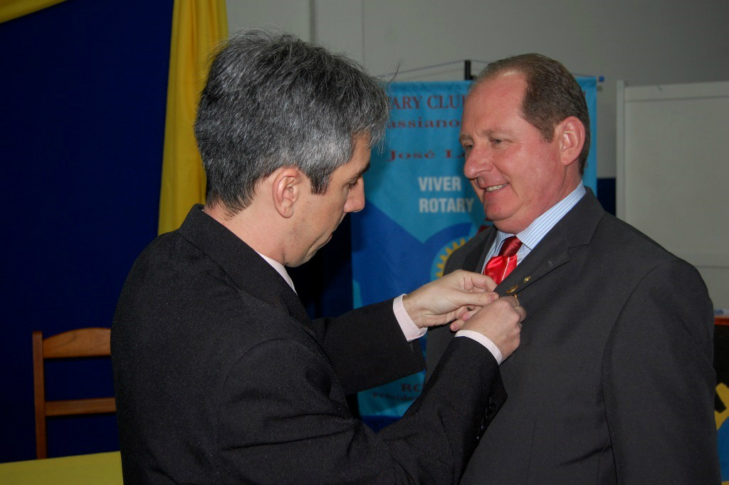 Conselho diretor 2014/2015 do Rotary de Amambai é empossado Walmir Ritter recebe de Cassiano o distintivo de presidente do Rotary Club.