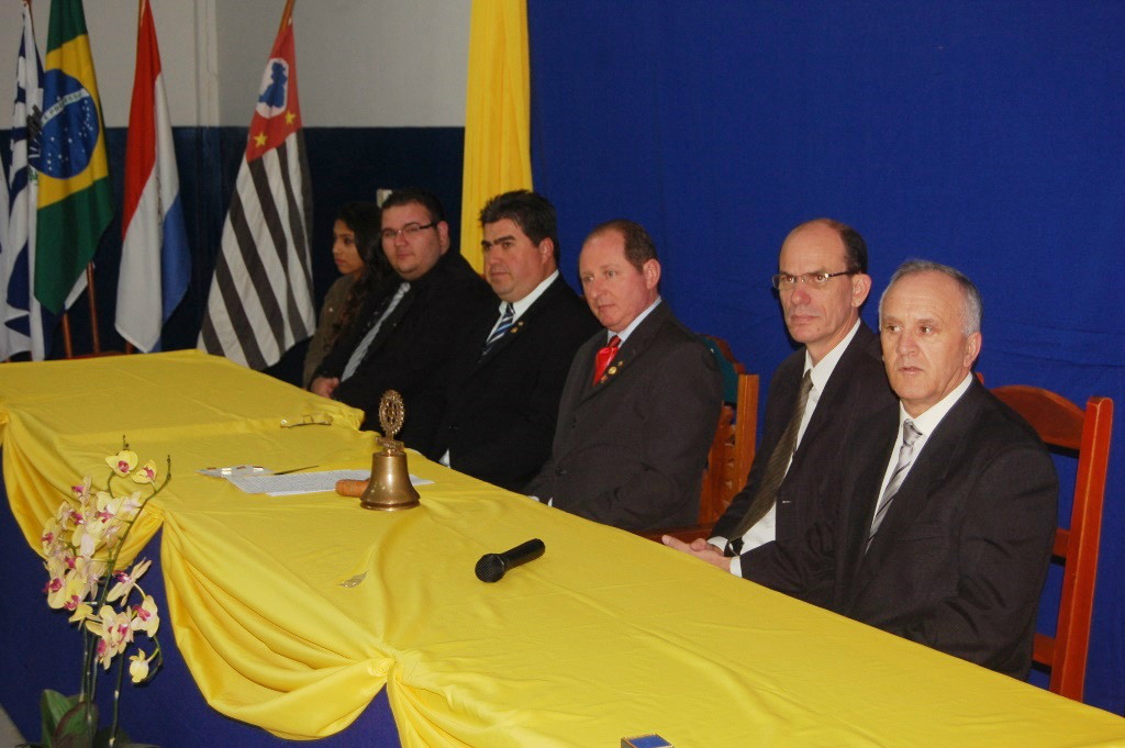 Conselho diretor 2014/2015 do Rotary de Amambai é empossado Mesa de autoridades: (D/E) Roberto Dias, Sérgio Barbosa, Walmir Ritter, Aluizio Zevianni, Renato Segatto e Thaila de Camargo.