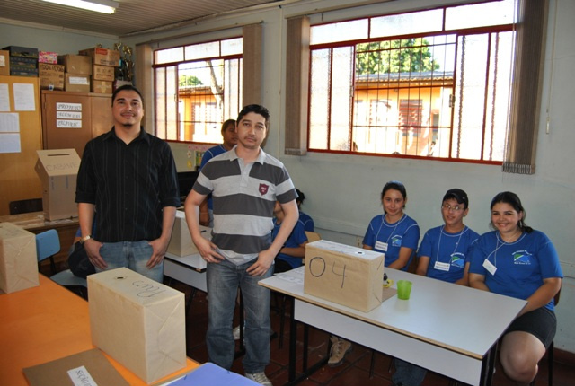 Os novos diretor e diretor adjunto da Escola Felipe de Brum, professor Paulo e o atual secretário Claudinei. Foto: Moreira Produções.