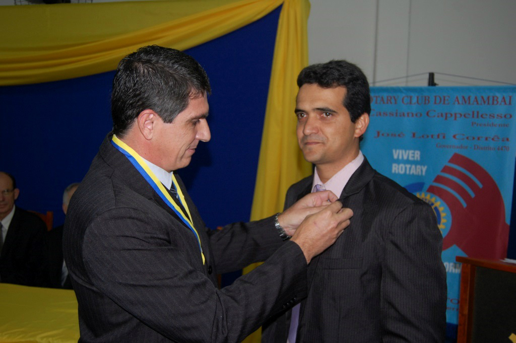 Conselho diretor 2014/2015 do Rotary de Amambai é empossado O novo sócio do RC Amambai, Adilson, recebe o distintivo rotário de seu padrinho.