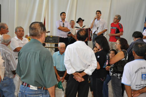 Prefeito Dirceu Lanzarini, vereador Coconho e secretário Racchtiune. Conviver recebeu aparelhos de Ar Condicionado e receberá melhorias da Prefeitura de Amambai.