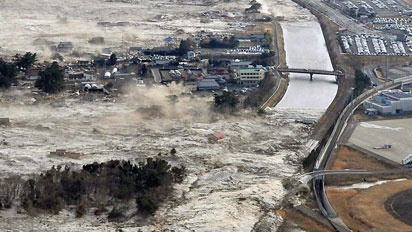 Polícia japonesa encontra mais de 200 mortos em praia após passagem de tsunami Polícia japonesa encontra mais de 200 mortos em praia após passagem de tsunami