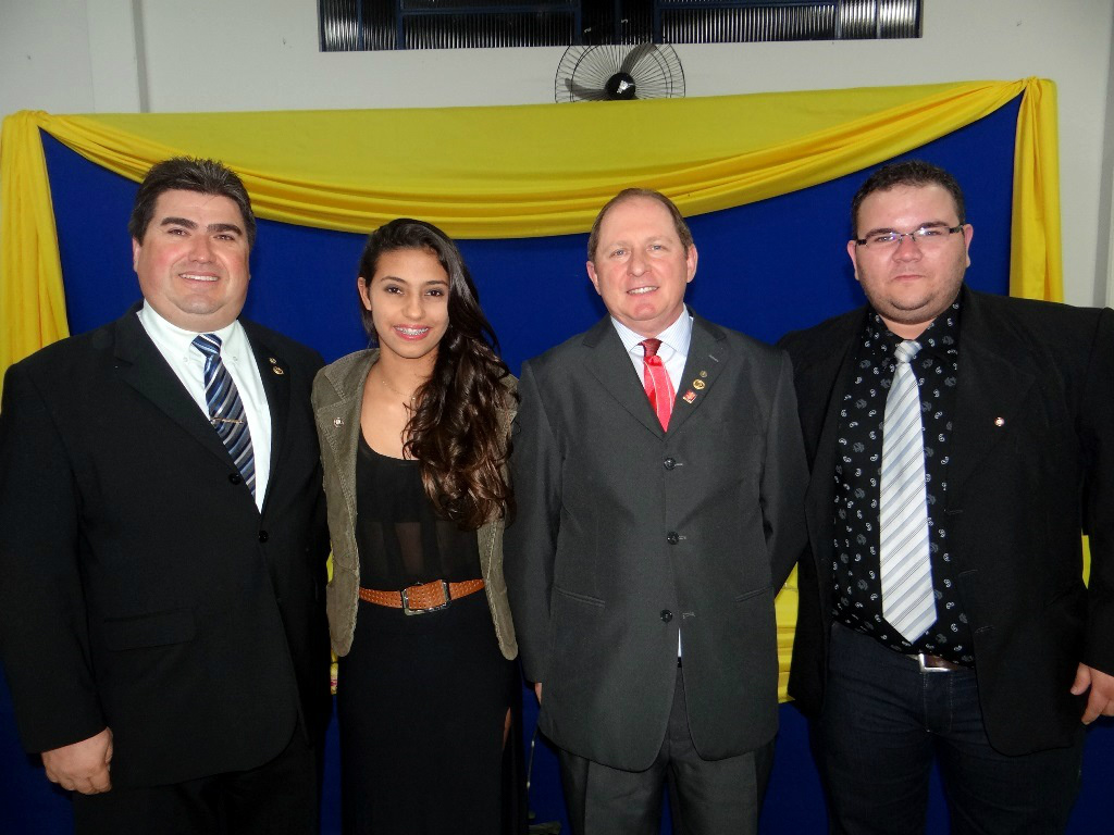 Conselho diretor 2014/2015 do Rotary de Amambai é empossado O presidente do Rotary de Amambai, Walmir, ladeado pelos presidentes do Rotaract, Renato, e do Interact, Thaila, com o governador assistente, Aluizio.
