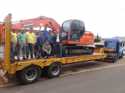 Prefeito Sérgio Barbosa e equipe durante demonstração dos maquinários Foto: Moreira Produções
