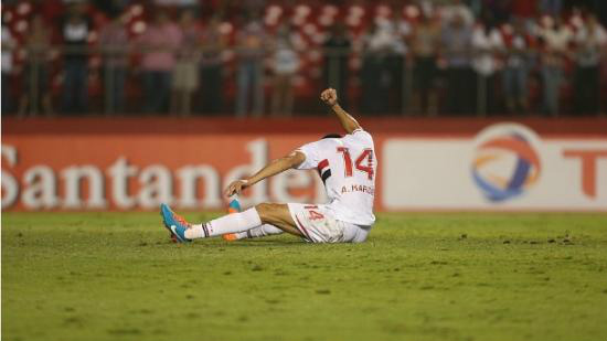 São Paulo cai nos pênaltis e é eliminado na semifinal Alan Kardec escorrega na hora da cobrança e não esconde frustração pelo erro