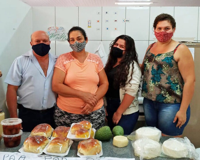 Mercado Municipal de Amambai valoriza produtos da agricultura familiar Adivar Albuquerque e sua família, no box onde comercializam seus produtos / Fotos: Divulgação