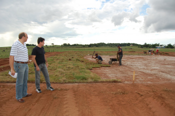 Sede Campestre da Acia recebe investimentos Presidente e vice-presidente da Acia, Rodrigo Selhorst e Ronaldo Mayr, acompanhando a implantação do mini campo de futebol. Foto: Moreira Produções