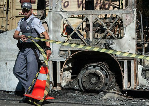 Sobem para 33 os ônibus incendiados em São Paulo Sobem para 33 os ônibus incendiados em São Paulo