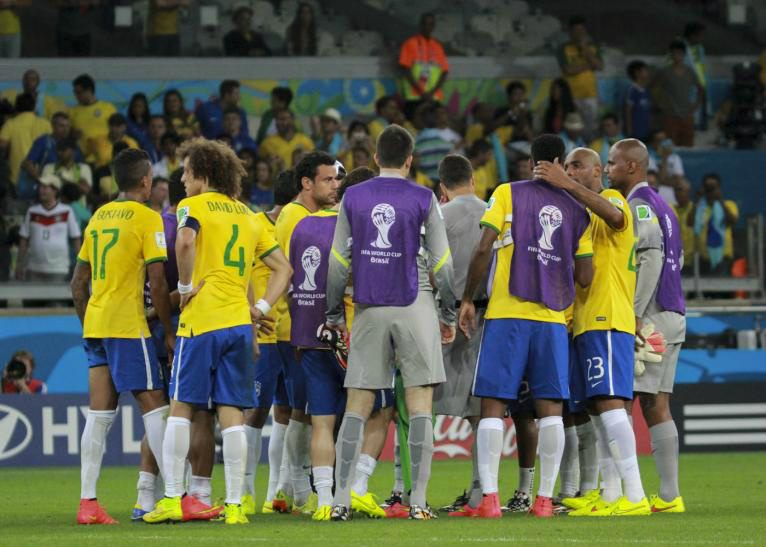 Jogadores brasileiros tentam explicar a catástrofe em campo Jogadores brasileiros tentam explicar a catástrofe em campo