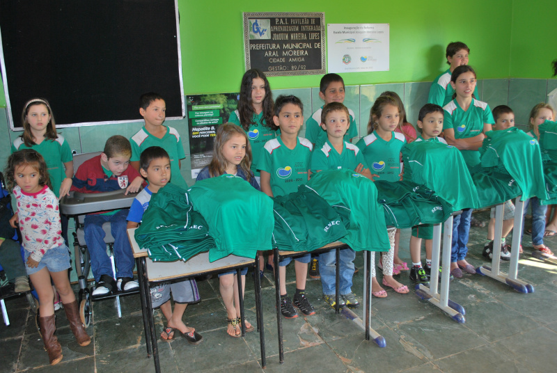 Aral Moreira inicia entrega de uniformes complementares a estudantes
