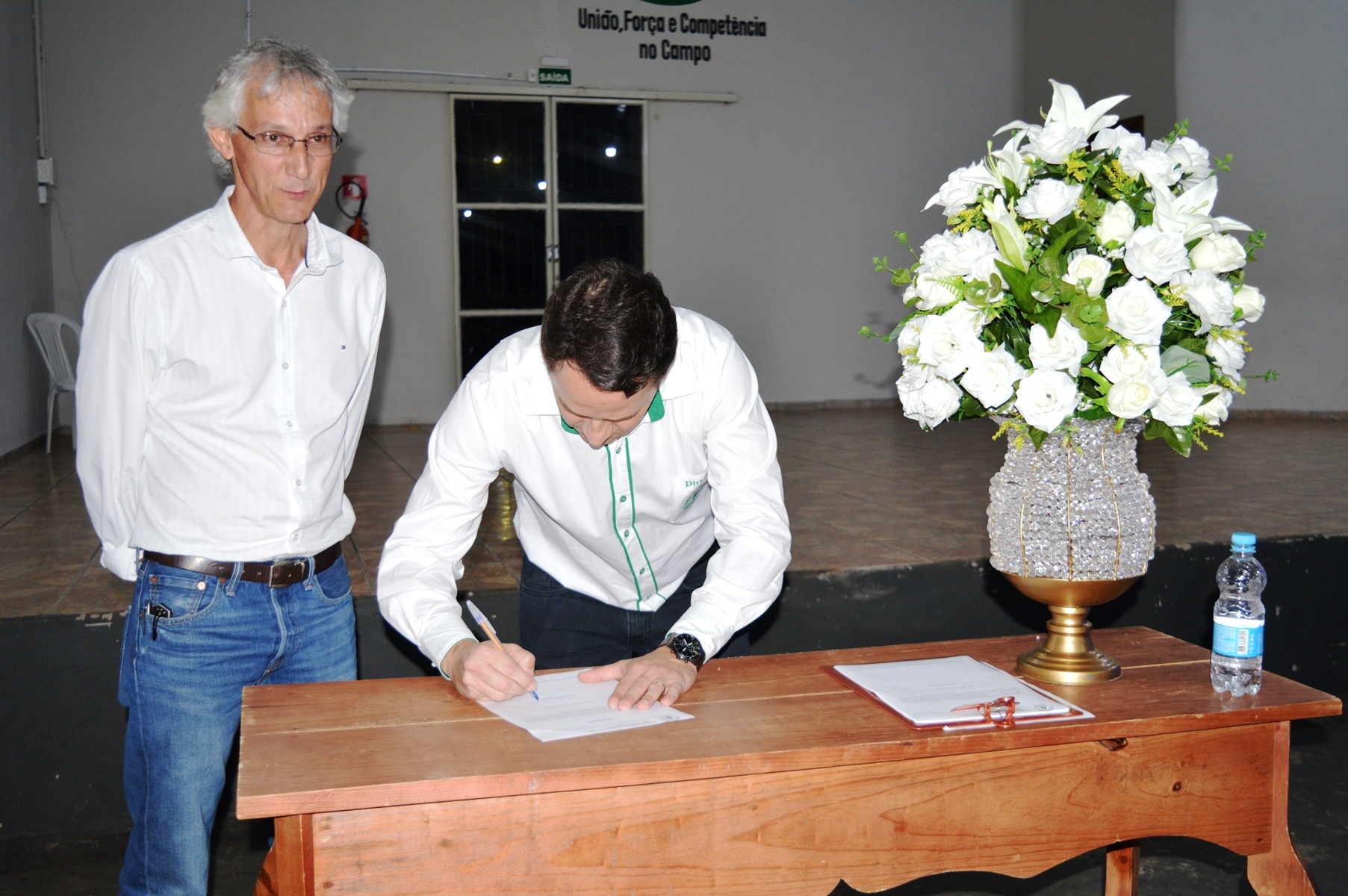 Momento em que o presidente do SRA assina o termo de posse ao lado do vice-presidente da Famasul / Foto: Moreira Produções