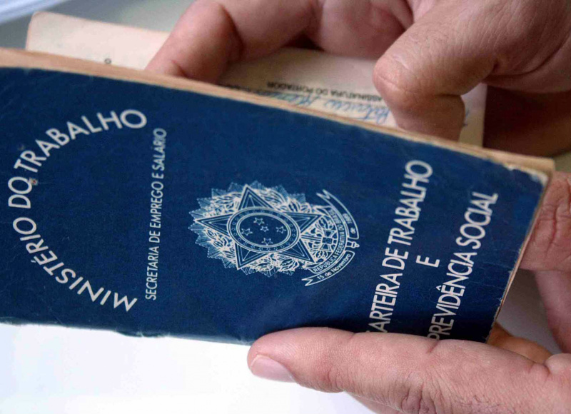 Brasil terá mais 2,5 milhões de empregos, diz ministro De acordo com o IBGE, o desemprego no país caiu em 2013
