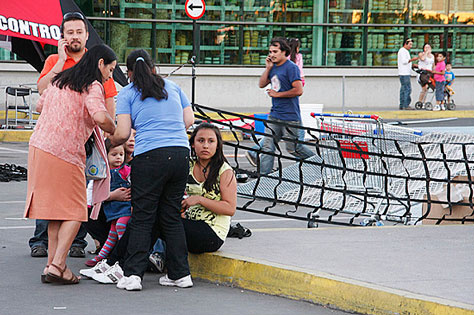 Grupo se reúne no lado de fora de uma supermercado em Talca, no Chile, momentos após o terremoto