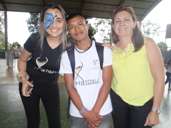 Acadêmicos da Uems realizam ação em comemoração ao Dia do Professor em Amambai