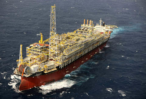 Navio-plataforma da Petrobras na bacia de Santos: pré-sal financiará investimentos sociais