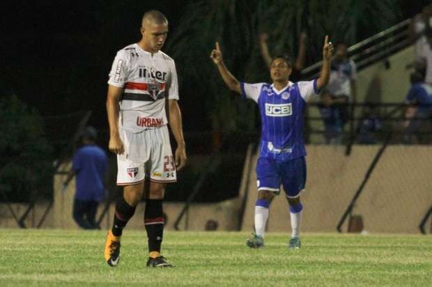 São Paulo abre 2018 com mais sofrimento e perde em estreia