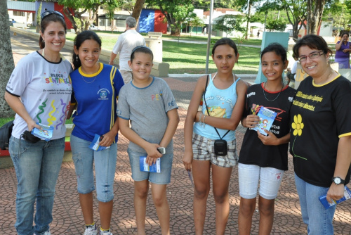 Prevenção marca o Dia de Combate a Violência Sexual de Crianças e Adolescentes Eliane Pereira Arteman, presidente do Cmdca e a psicóloga Verônica entregaram folhetos informativos na Praça Central.