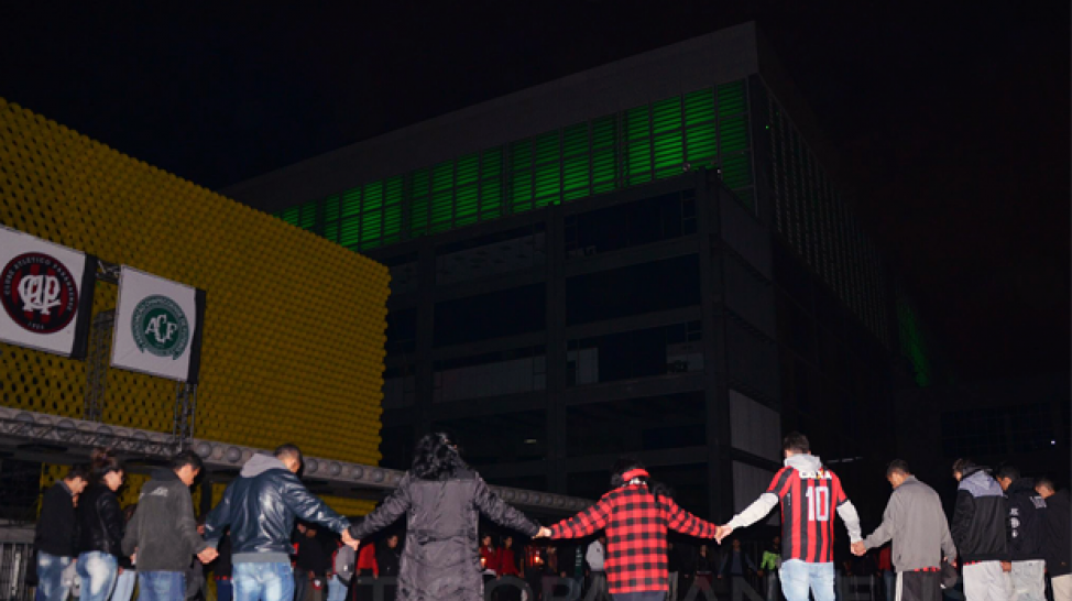 Oração dos torcedores na frente da arena da baixadaFoto: Divulgação