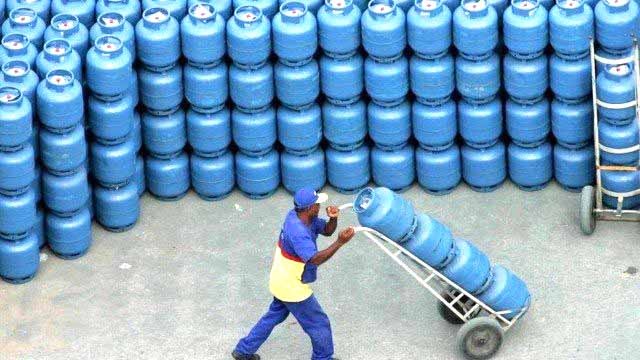Preço do gás de cozinha vai cair 5% nesta sexta-feira (18) Nova política de reajuste da Petrobras agora só permite aumento a cada três meses Foto: Reuters/2-05-2006
