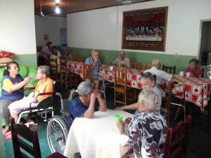 Diversas atividades e benefícios são oferecidos aos idosos.