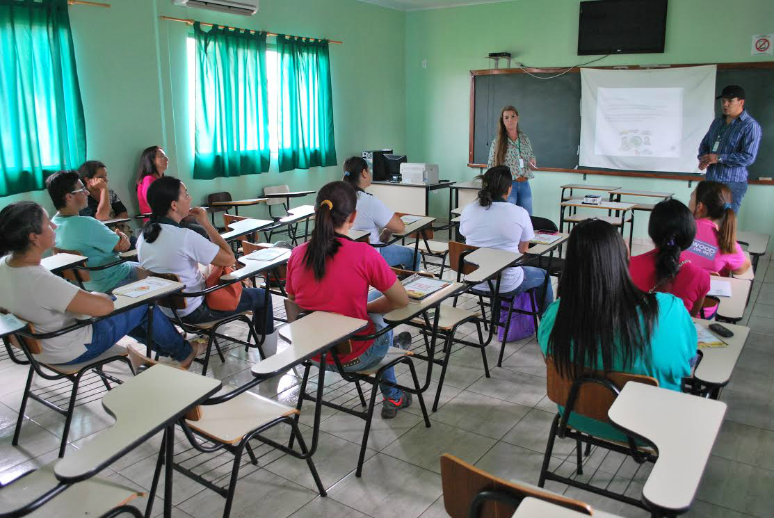 Saúde desenvolve capacitação sobre Higienização de alimentos em Aral Moreira Capacitação aconteceu na sede do Pólo da Unigran e foi direcionado as cozinheiras das unidades de saúde e do Hospital Municipal. - Créditos fotos: Joelso Gonçalves/ Aral Moreira News