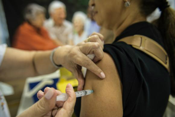 A meta do governo é vacinar 39,7 milhões de pessoas contra a gripe - Marcelo Camargo/Agência Brasil